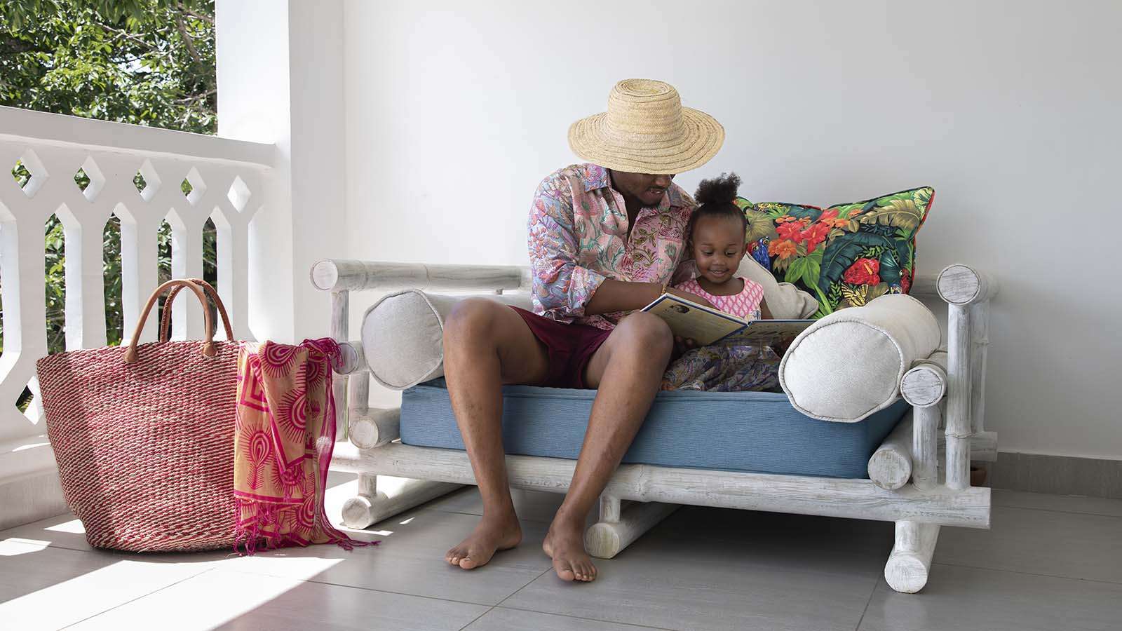Dad_kid_hibiscus1600x900