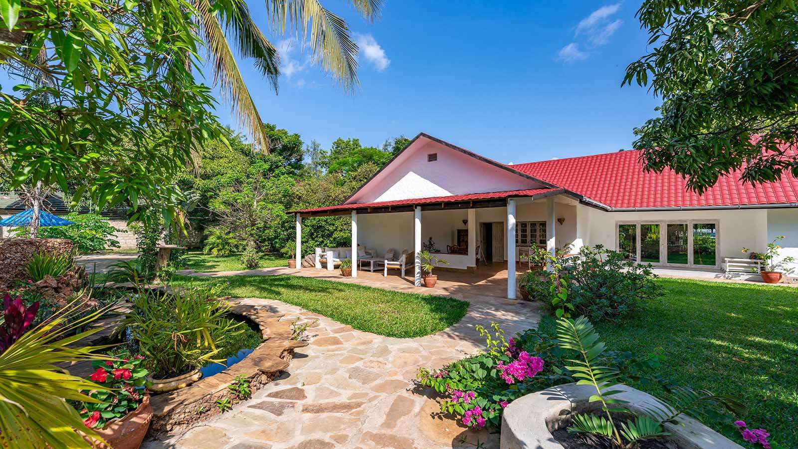 Family_villa_exterior1600x900