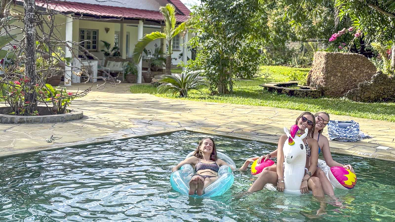 Familyvilla_pool_hibiscus1600x900